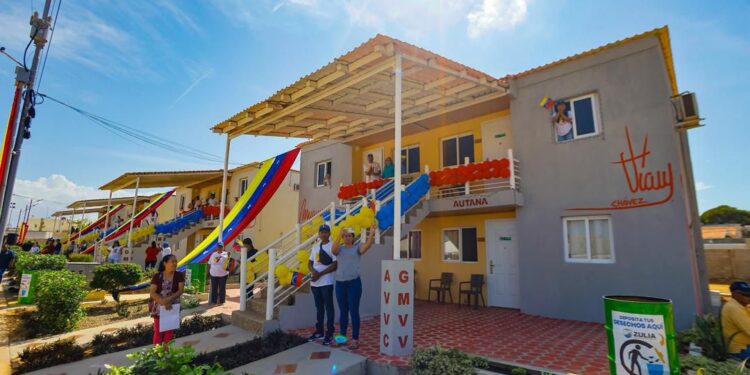 Gobierno entrega 16 viviendas y legaliza la propiedad de 763 terrenos en el estado Zulia