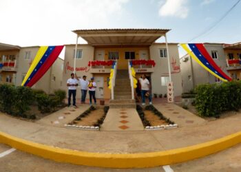 ¡Gobierno Bolivariano! Entregan 16 viviendas y 763 de títulos de tierras en Maracaibo