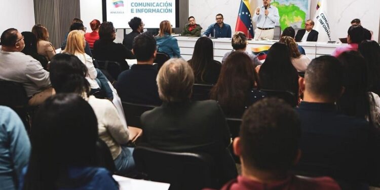 Ministro Pérez define métodos para dar información eficaz al pueblo