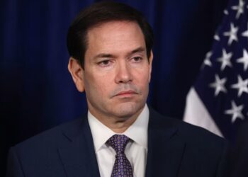Activista irrumpe en exposición de Rubio para denunciar agresión contra Venezuela