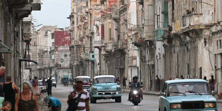 Cuba entra en fase de emergencia: Gobierno reduce jornada laboral y raciona combustible ante crisis total