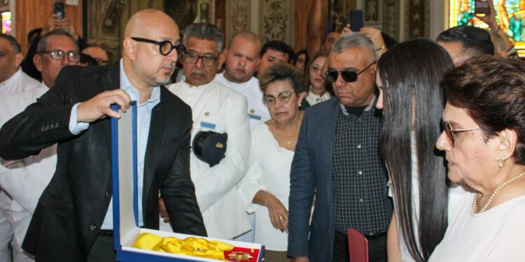 Gobierno Nacional confirió Orden Francisco de Miranda a Renato Aguirre González