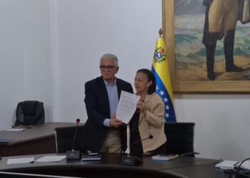 Gobernación entrega al Clez anteproyecto de la Ley de Ciencia y Tecnología del estado Zulia