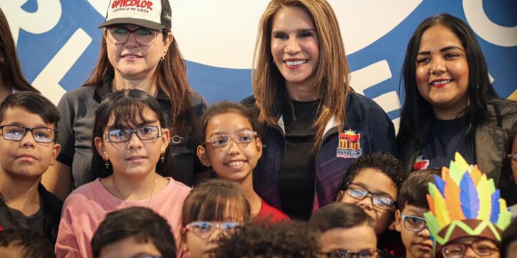 Programa Santa Lucía dotó con lentes a niños y niñas de las escuelas de gaitas en Maracaibo