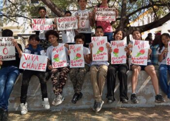 Capirugente y Semilleros de Alí Primera defienden la soberanía a través de su canto ¡Marcha de los claveles!