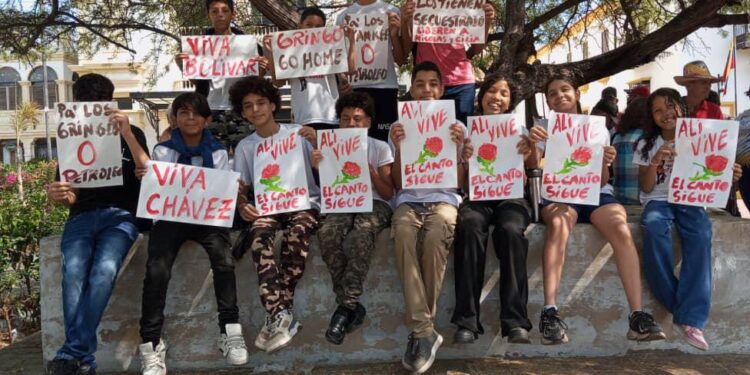 Capirugente y Semilleros de Alí Primera defienden la soberanía a través de su canto ¡Marcha de los claveles!