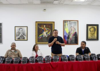 Alcaldía de Maracaibo entrega 600 cascos protectores a motorizados