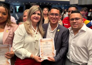Primera dama Roselyn López de Caldera acompaña a la juventud zuliana en sesión solemne del Clez