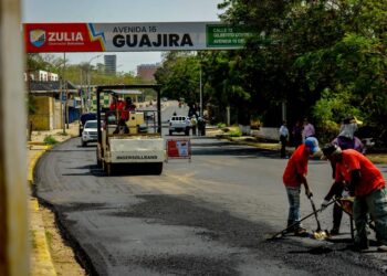 Gobernador Luis Caldera supervisa ejecución del Plan Estadal de Asfaltado en la avenida Guajira