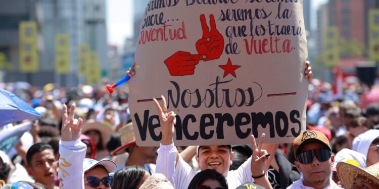 Juventud venezolana marcha en Caracas para conmemorar los 212 años de la Batalla de La Victoria