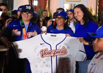 Presidenta (E) Delcy Rodríguez recibe el trofeo del Clásico Mundial de Béisbol