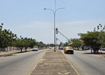 Gobernador Luis Caldera ejecuta el Plan de Iluminación Vial ¡13 km de la Av Intercomunal de la COL!