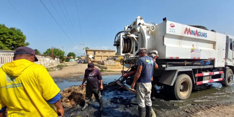 Plan Rector de Aguas Servidas avanza en la parroquia Coquivacoa ¡Saneamiento de colectores y bocas de visita!