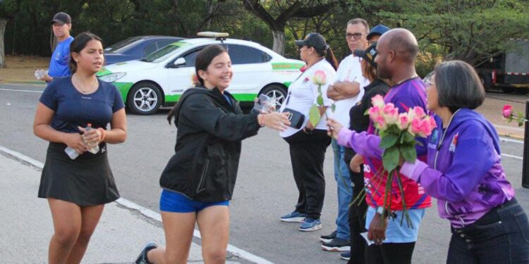 ¡Con rosas, deporte y bienestar! Alcaldía de Maracaibo celebró el Día de la Mujer con la Ciclovía Violeta