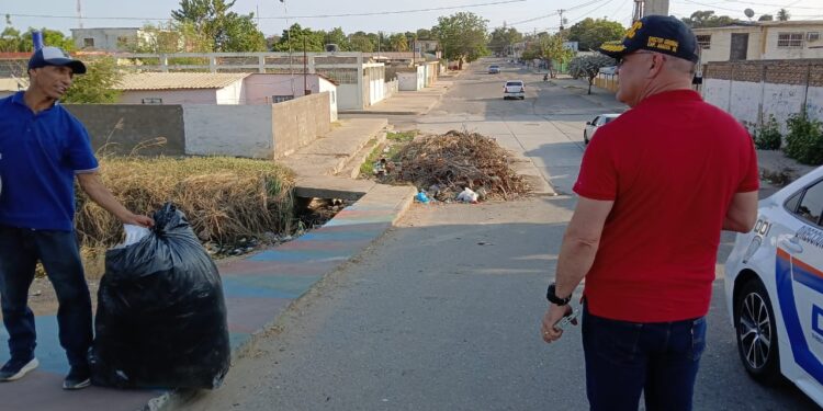 Alcaldía de Maracaibo sanciona a infractor por arrojar escombros a la cañada Caribe