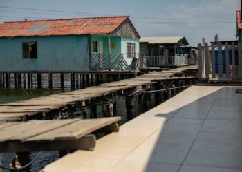 Alcaldía de Maracaibo reemplaza caminerías de madera en Santa Rosa de Agua