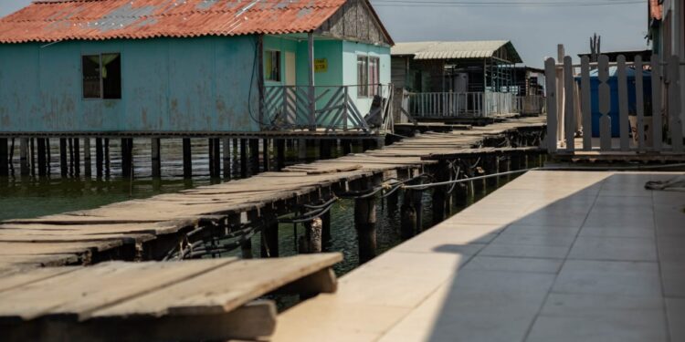 Alcaldía de Maracaibo reemplaza caminerías de madera en Santa Rosa de Agua