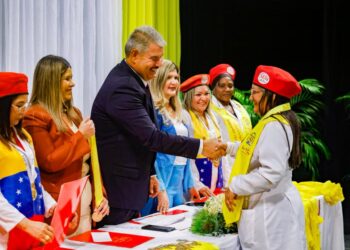 Gobernador Luis Caldera encabeza acto de graduación de 156 Médicos Integrales Comunitarios en el Zulia