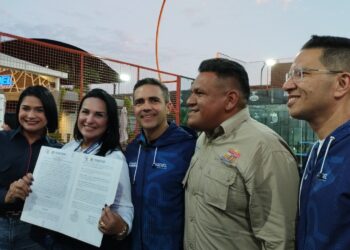 Alcaldía y Padel Maracaibo firman alianza estratégica para masificar el deporte