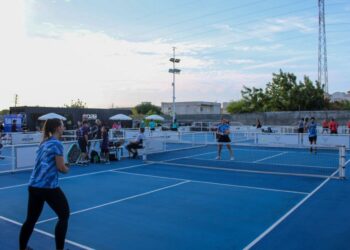 Acuerdo estratégico: Alcaldía incorpora el pádel a la agenda deportiva de escuelas y comunas
