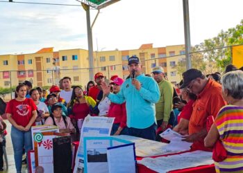 Gobernador Luis Caldera revisa mapas de soluciones con los consejos comunales de Fabricio Ojeda