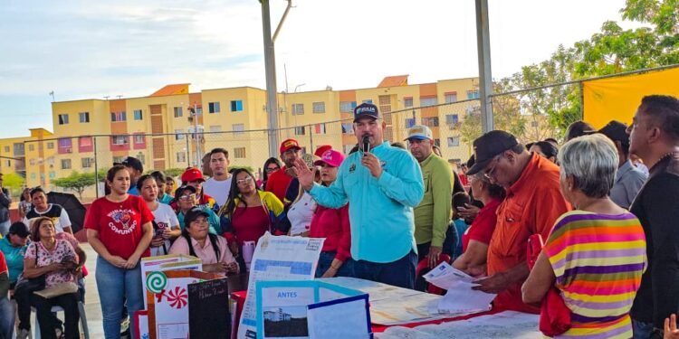 Gobernador Luis Caldera revisa mapas de soluciones con los consejos comunales de Fabricio Ojeda