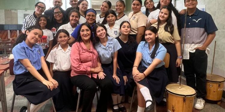 El valor de la mujer gaitera || Escuela de Gaita “Lenin Pulgar” recibió charla de la solista Mitzi de Peralta
