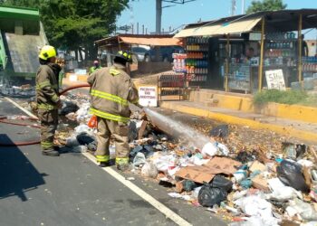 Intervención de bomberos sofocó incendio y salvan camión compactador ¡Respuesta relámpago en la C-#1!