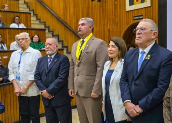 LUZ otorga Medalla al Honor al Mérito al Gobernador Luis Caldera