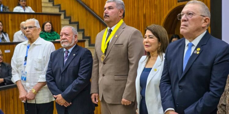 LUZ otorga Medalla al Honor al Mérito al Gobernador Luis Caldera