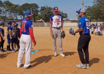 Silvino Bracho imparte clínica de béisbol a 180 niños y jóvenes peloteros
