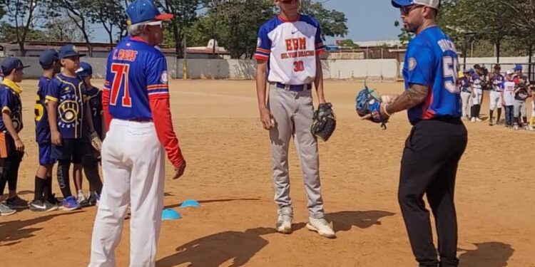 Silvino Bracho imparte clínica de béisbol a 180 niños y jóvenes peloteros