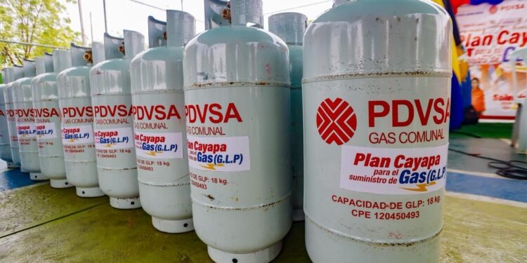 Gobernador Luis Caldera entrega financiamiento a proyectos y cilindros a comunas en Rosario de Perijá