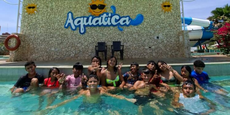 Promoción inolvidable: FUNDANIS premia el esfuerzo de 50 jóvenes con un día en Aquatica