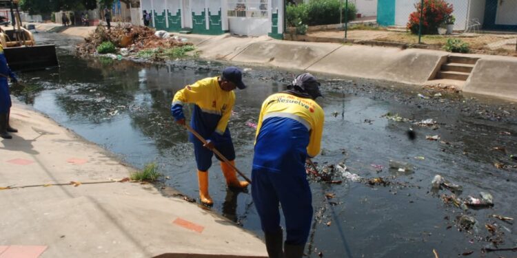 Alcaldía de Maracaibo limpia cañada La Rosita en Los Claveles