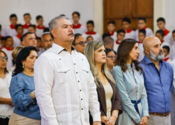 Gobernador Luis Caldera asiste a la Misa Crismal en la Catedral de Maracaibo