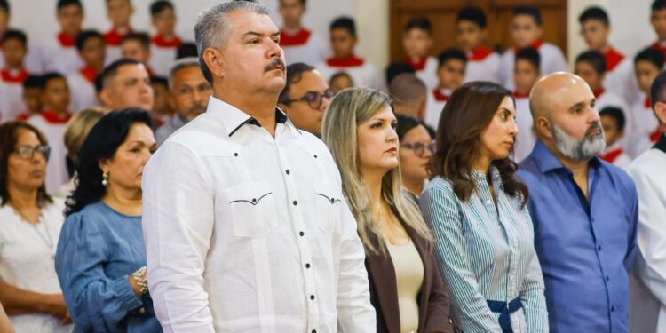 Gobernador Luis Caldera asiste a la Misa Crismal en la Catedral de Maracaibo