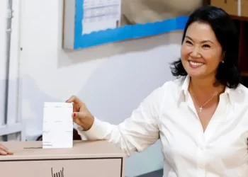 Keiko Fujimori lidera sondeos a boca de urna y se encamina a la segunda vuelta en Perú