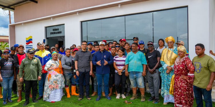 Ministro Héctor Silva inaugura Oficina de Atención al Minero en El Callao