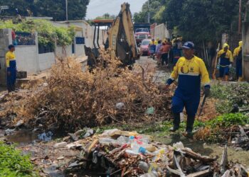 Alcaldía de Maracaibo sanea y encauza cañada La Arreaga en Brisas del Sur