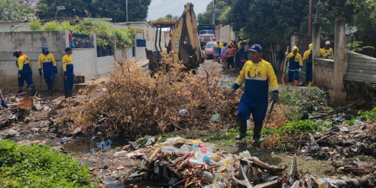 Alcaldía de Maracaibo sanea y encauza cañada La Arreaga en Brisas del Sur