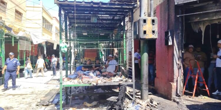 Bomberos de Maracaibo sofocan incendio en el Callejón de los Pobres ¡Respuesta inmediata!