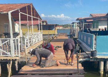 Santa Rosa de Agua se renueva: Avanzan las obras en las caminerías de los palafitos