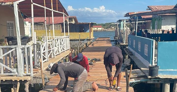 Santa Rosa de Agua se renueva: Avanzan las obras en las caminerías de los palafitos