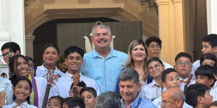 Gobernación del Zulia celebra el Día del Cuatro con un concierto en la plaza Bolívar de Maracaibo
