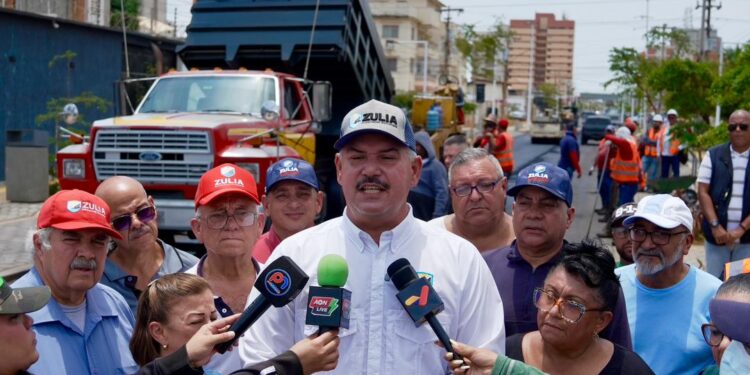Gobernador Luis Caldera inspecciona avance de los trabajos del Boulevard Avenida 11 en Maracaibo