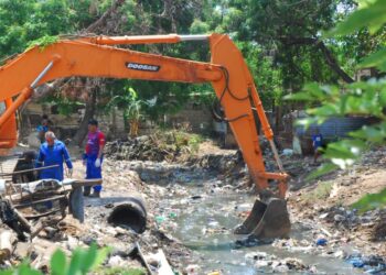 Despliegan maquinaria para limpiar tramo Brisas del Sur de la cañada La Arreaga