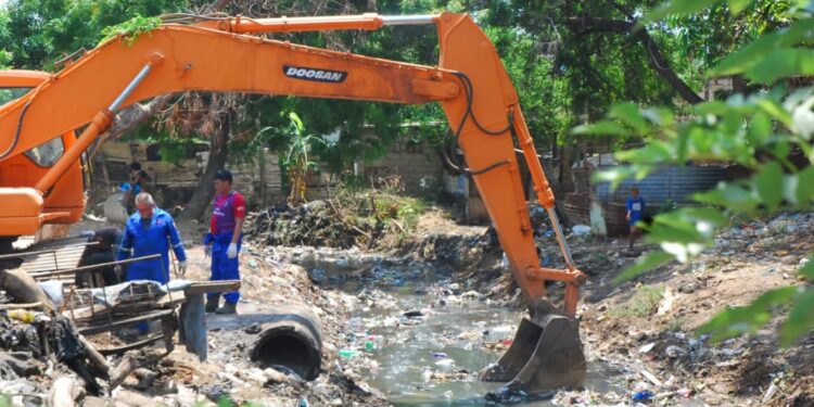 Despliegan maquinaria para limpiar tramo Brisas del Sur de la cañada La Arreaga