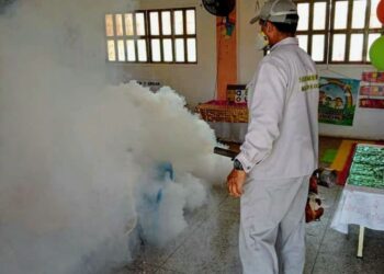Ejecutan jornada de fumigación en escuelas de las parroquias Cacique Mara y Cecilio Acosta