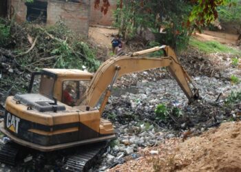 Alcaldía de Maracaibo acelera limpieza de cañadas ante el pronóstico de lluvias